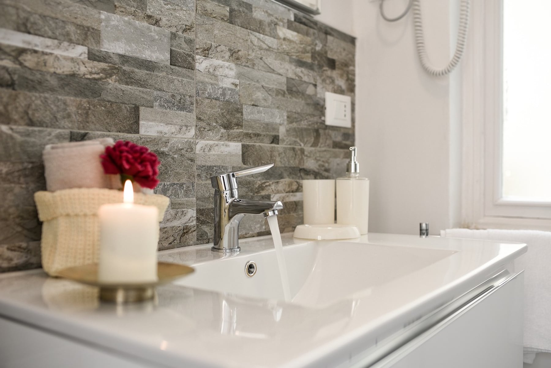 Modernes Badezimmer mit Waschbecken und Armatur