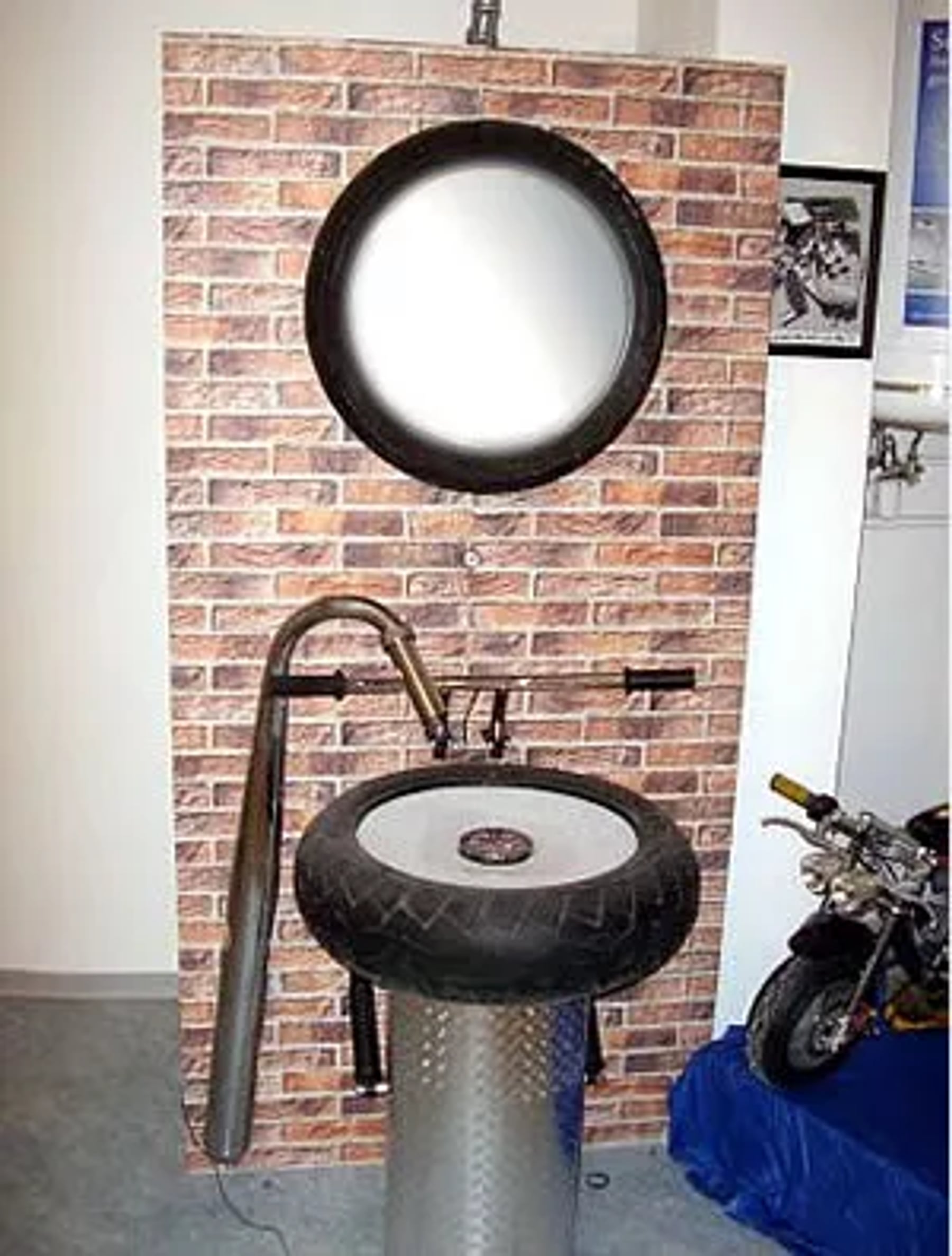 Showroom Waschbecken aus Motorradreifen – Designstück