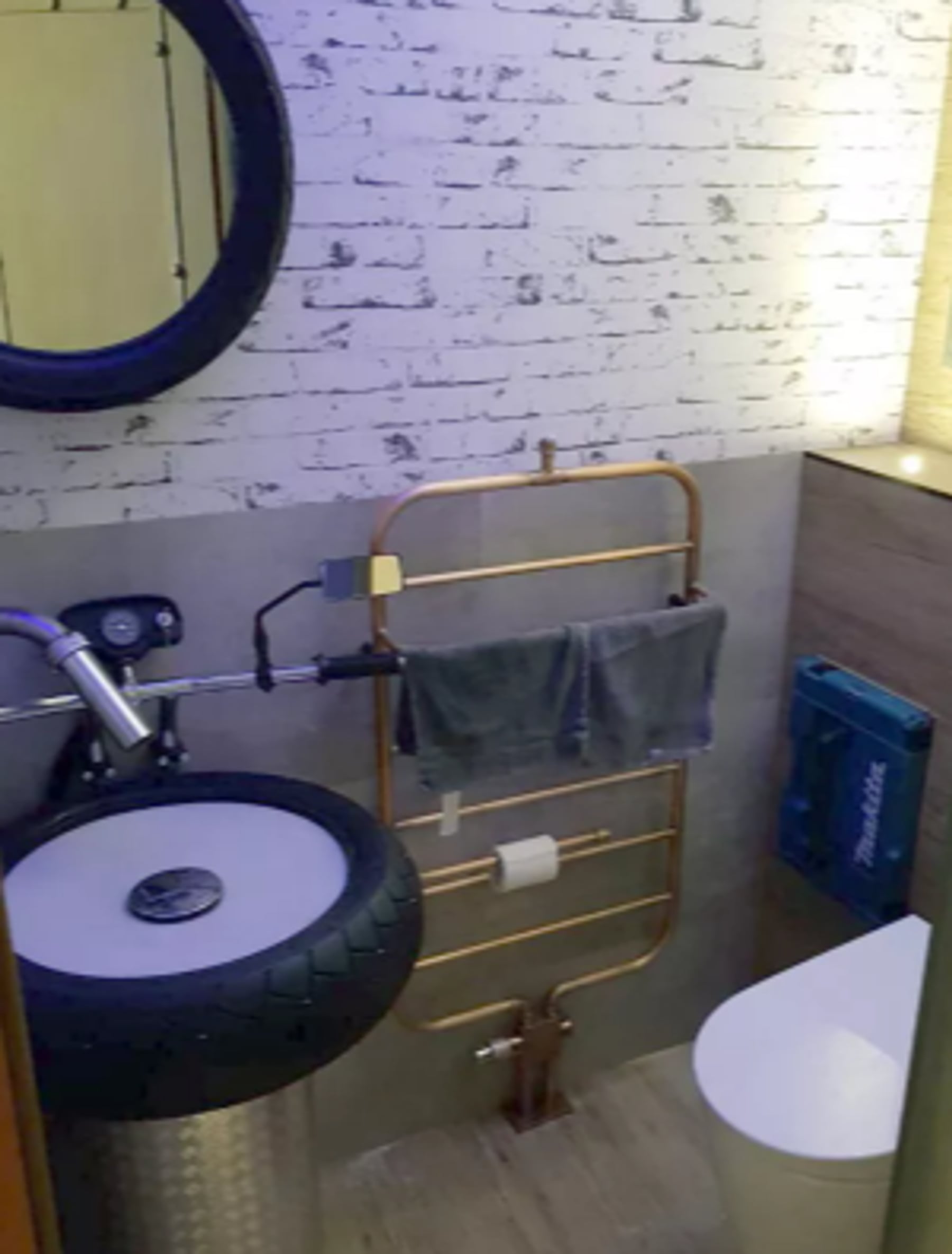 Biker-Stil Badezimmer mit Designheizkörper
