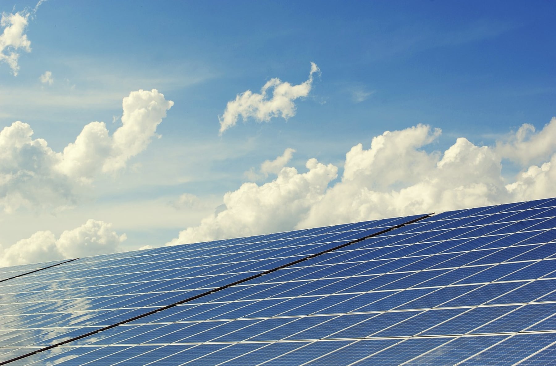 Solarpanele unter blauem Himmel – erneuerbare Energie