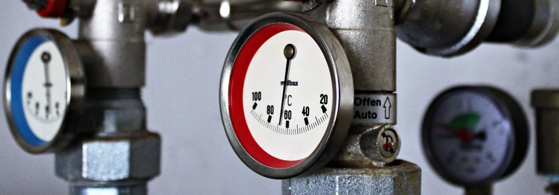 Heizungsanlage mit Armaturen und Thermometer