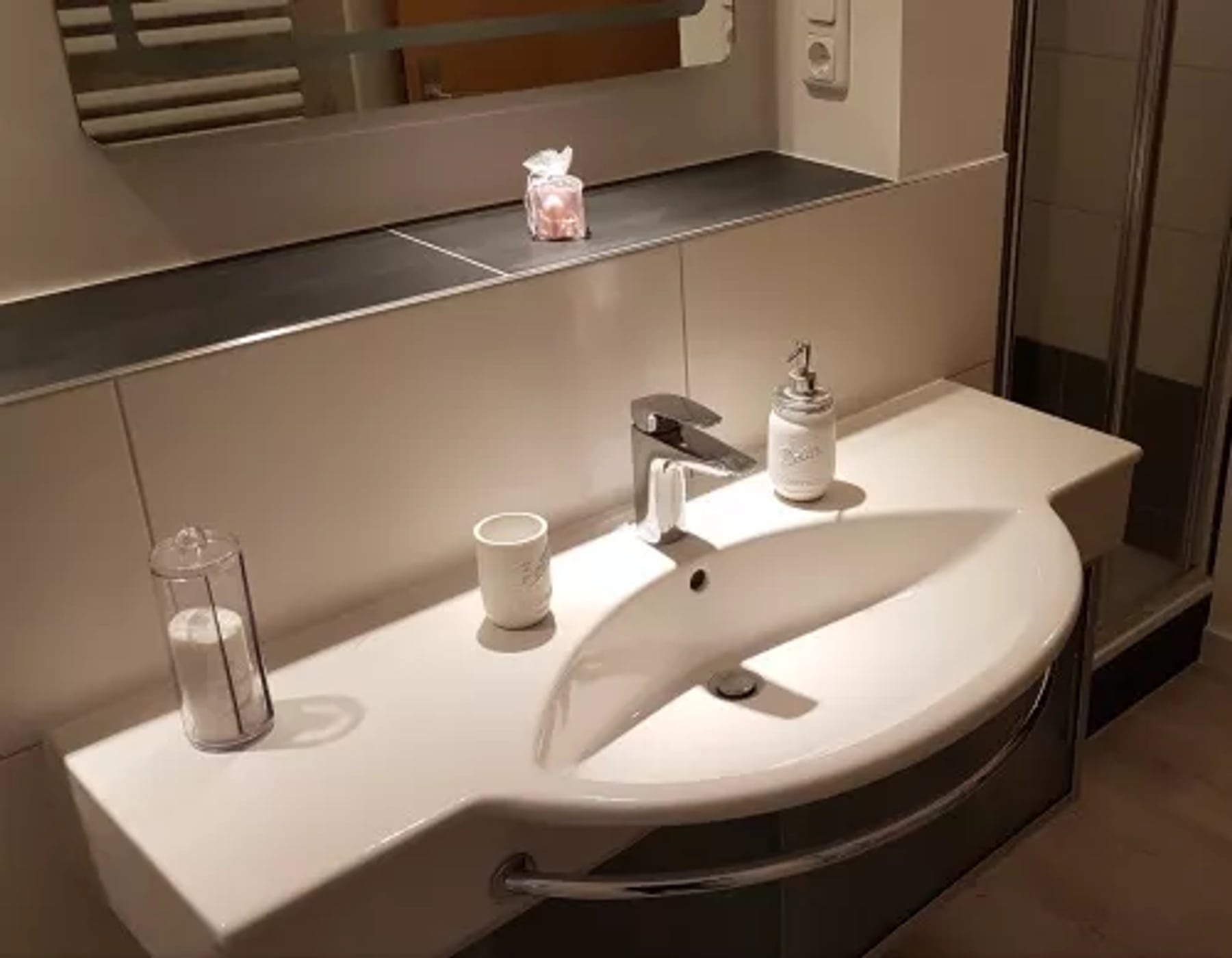 Handwerker bei der Sanitärinstallation