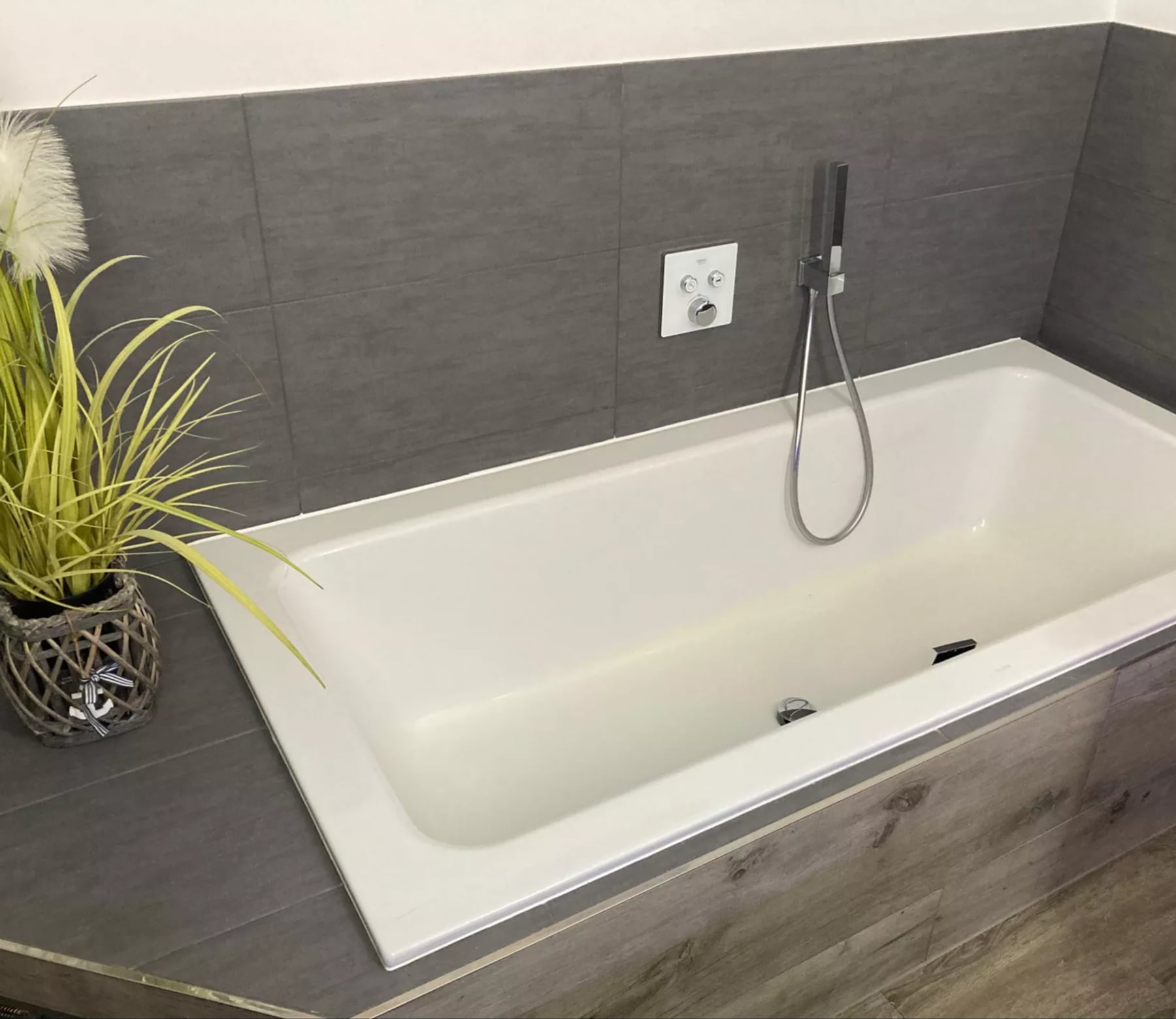 Badewanne mit Armatur und Fliesen – fertige Installation