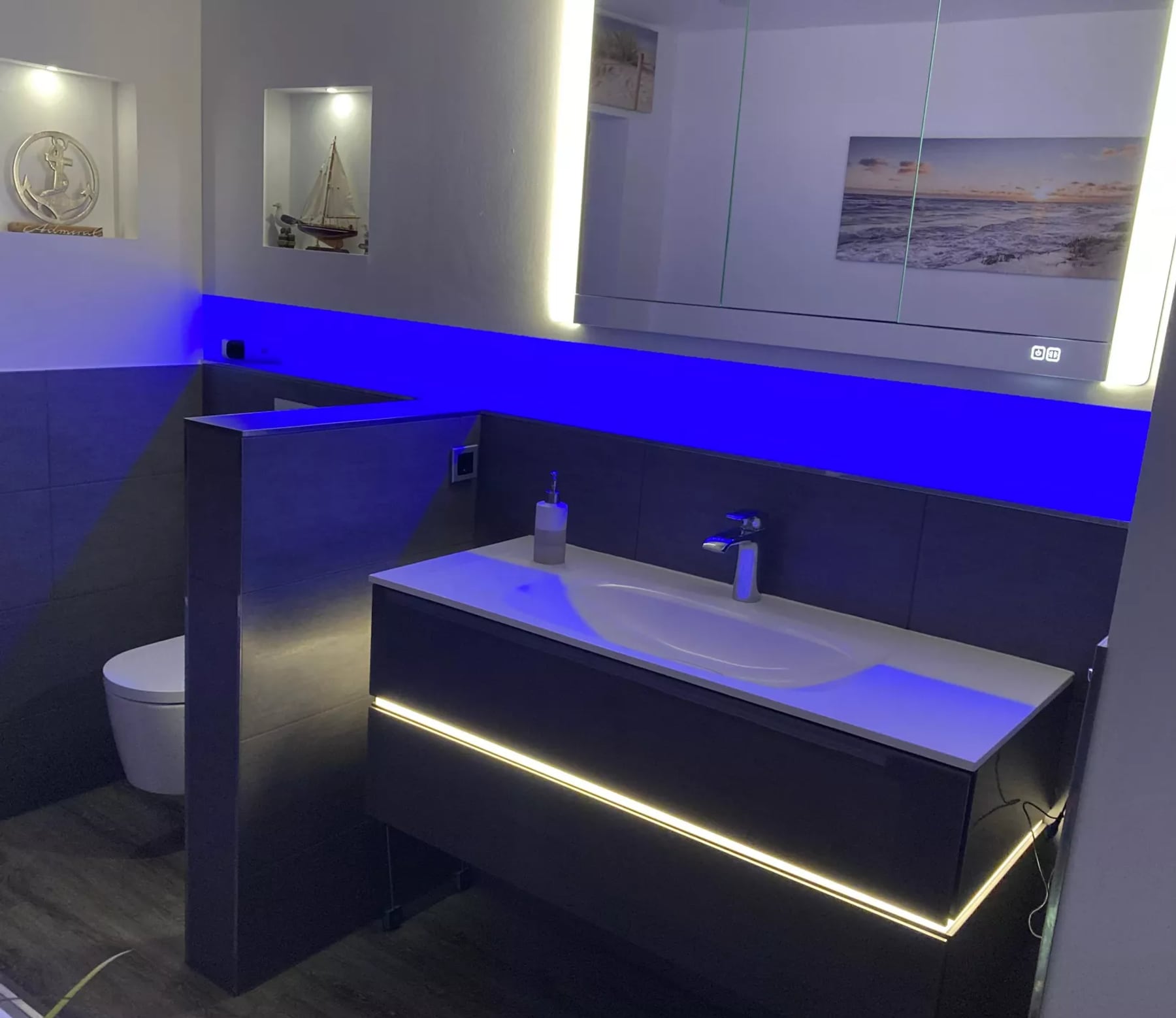 Modernes Badezimmer mit blauer LED-Beleuchtung